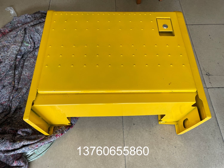 PC200-8挖掘机工具箱